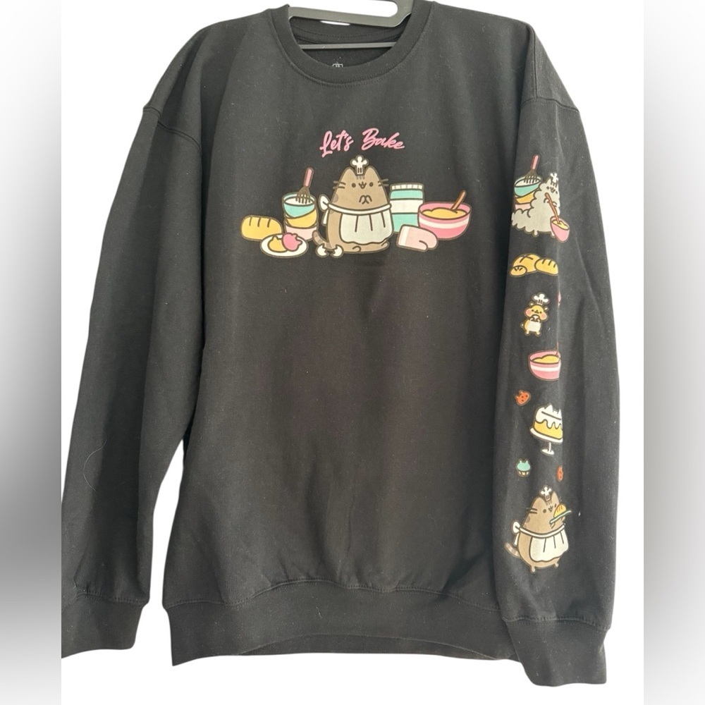 Welcome To Pusheen Cafe - Black Crewneck Pusheen "Let's Bake" sweatshirt Sz L